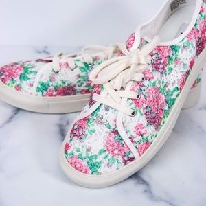 Very G- dainty shoes! Size 7 -